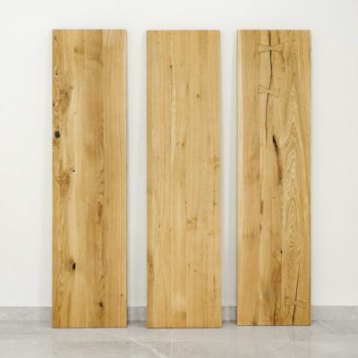 Tre rektangulära träpaneler med naturlig ådring.