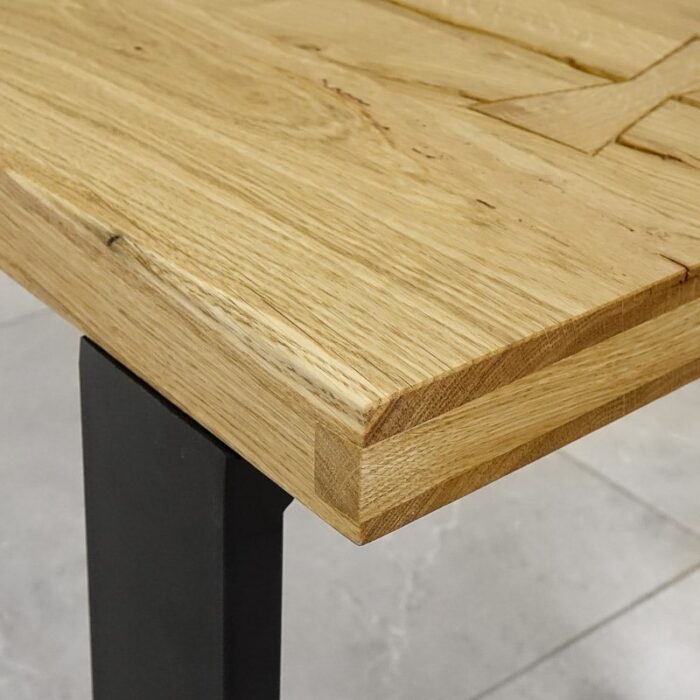 Bordsskiva-Antique-2-Grundoljad-2.jpg Närbild av träbordshörn på metallben.