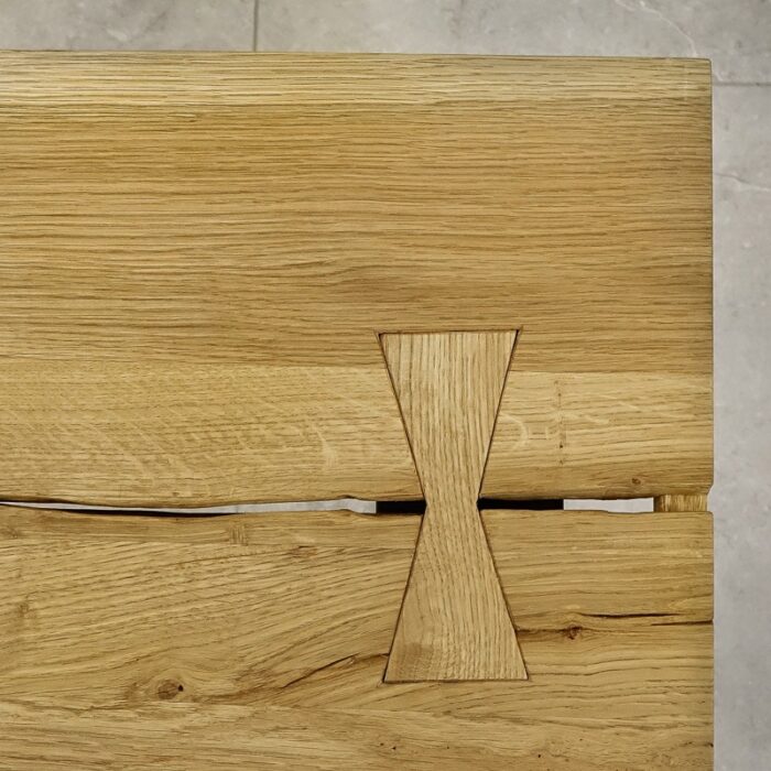 Bordsskiva-Antique-2-Grundoljad-5.jpg Träbord med fjärilformad fog