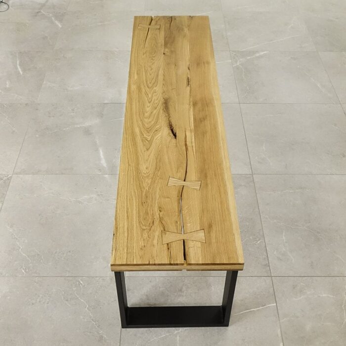 Bordsskiva-Antique-2-Grundoljad-6.jpg Träbänk med metallstomme på stengolv.