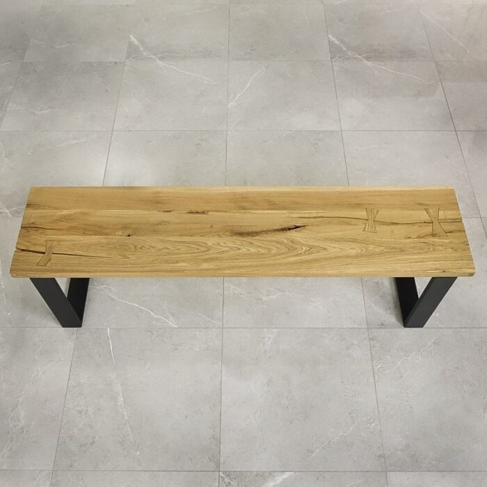 Bordsskiva-Antique-2-Grundoljad-7.jpg Träbänk med metallben på kakelgolv.