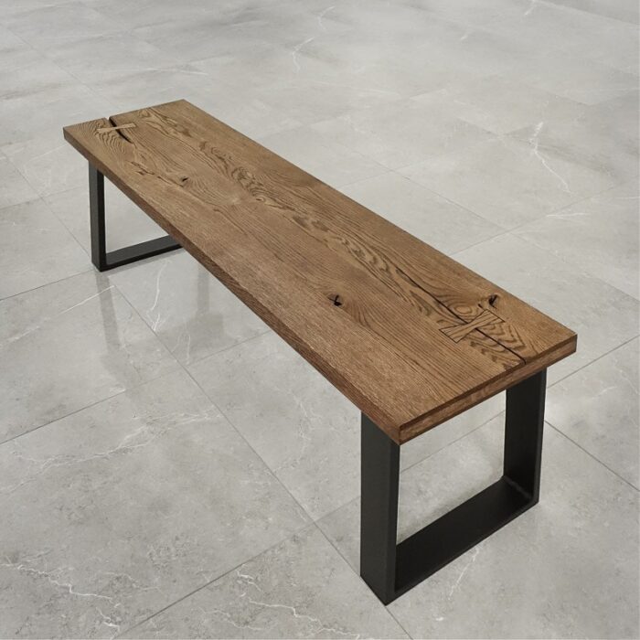 Bordsskiva-Antique-2-Grundoljad-brun1.jpg Brun bänk med metallben på stengolv.