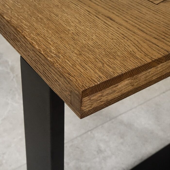 Bordsskiva-Antique-2-Grundoljad-brun2.jpg Närbild av träbord och metallben