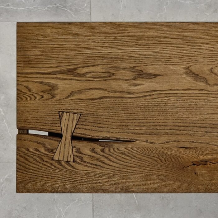 Bordsskiva-Antique-2-Grundoljad-brun3.jpg Träbord med dekorativt fjärilsknäppe.