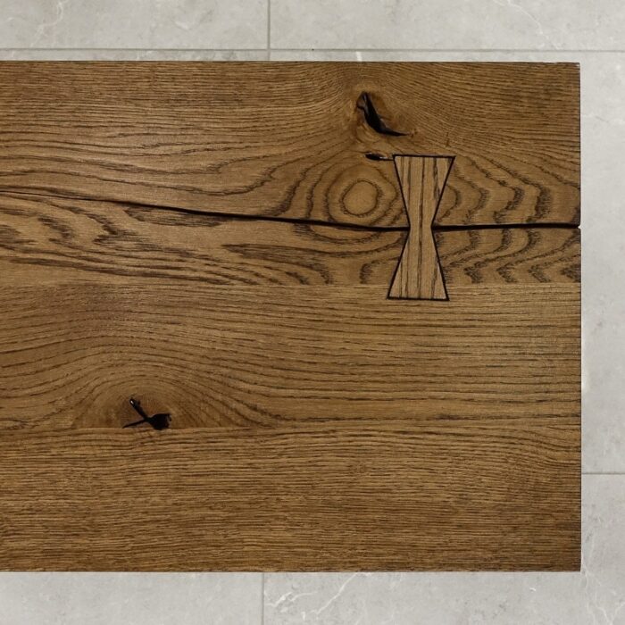 Bordsskiva-Antique-2-Grundoljad-brun5.jpg Träbord med fjärilsformad skarv