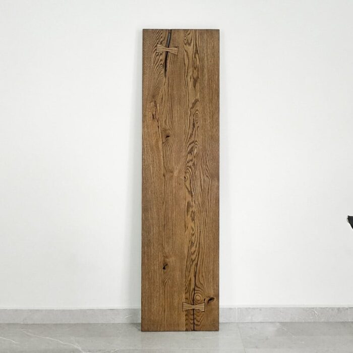 Bordsskiva-Antique-2-Grundoljad-brun9.jpg Träplanka vid vit vägg.