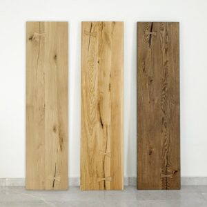 Tre träplankor med fjärilsklämmor