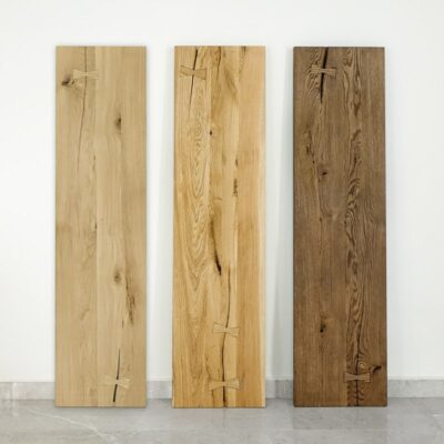 Tre träplankor med fjärilsklämmor