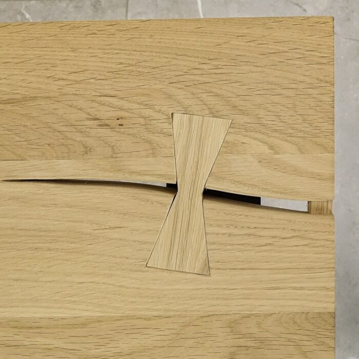 Bordsskiva-Antique-2-Obehandlad3.jpg Träbord med fjärilsskruvdetalj