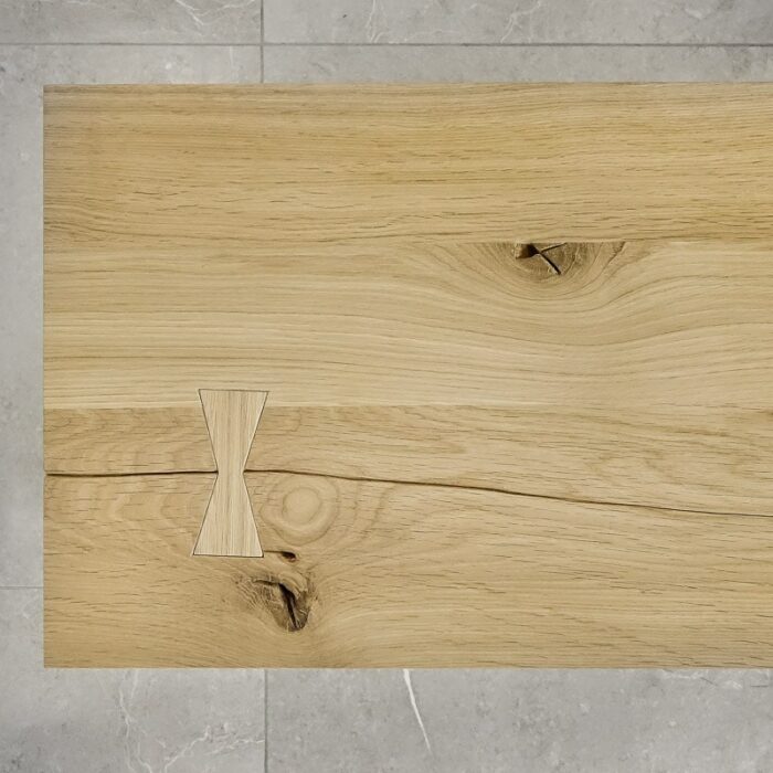 Bordsskiva-Antique-2-Obehandlad4.jpg Träyta med fjärilsklammer på stengolv.