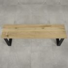 Träbänk på marmorgolv