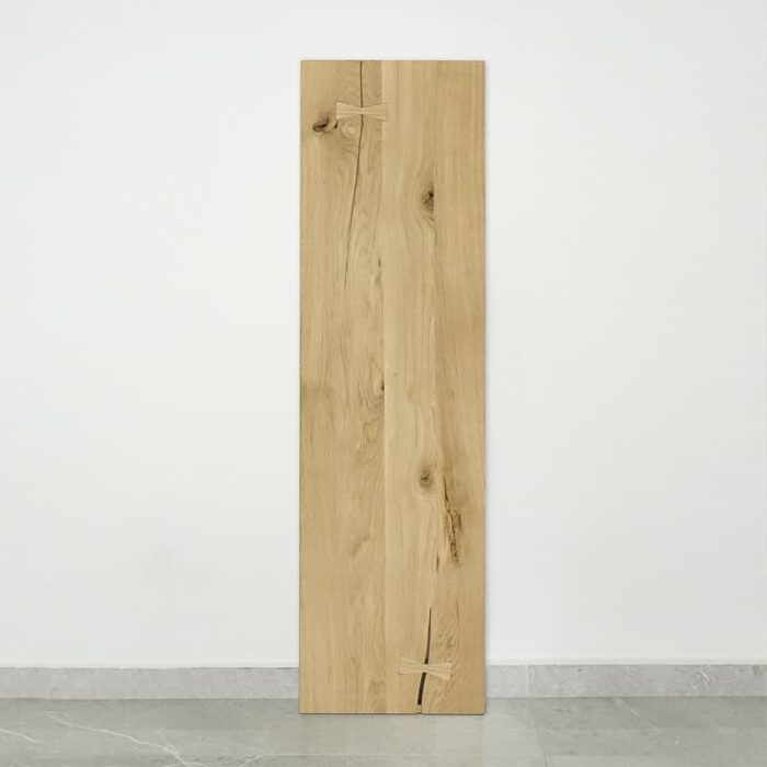 Bordsskiva-Antique-2-Obehandlad8.jpg Träplanka mot vit vägg.