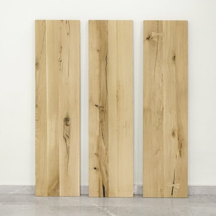 Bordsskiva-Antique-2-Obehandlad9.jpg Tre vertikala träpaneler på golv