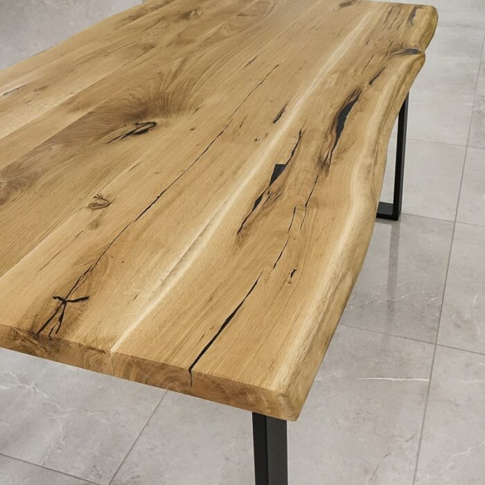 Bordsskiva-Live-Edge-1-Grundoljad-3.jpg Rustikt träbord med naturliga sprickor