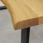 Närbild av träbänk på metallben