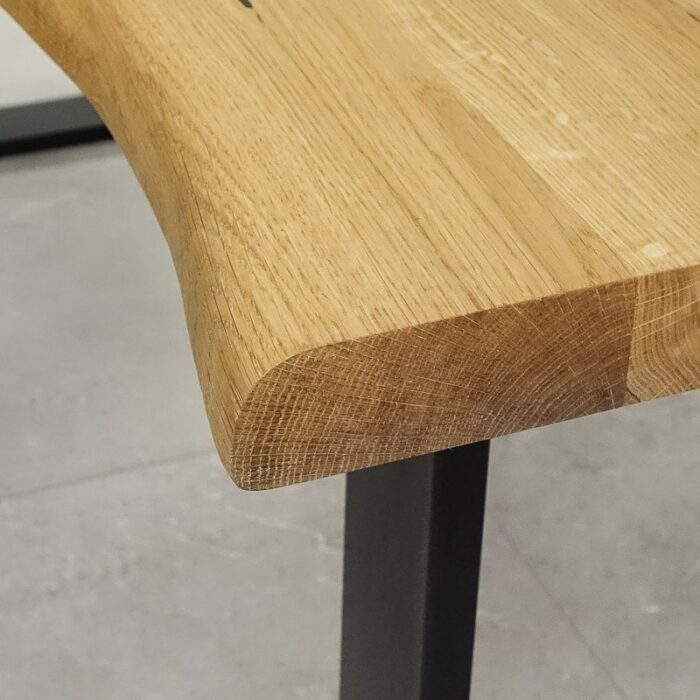 Bordsskiva-Live-Edge-1-Grundoljad-4.jpg Närbild av träbänk på metallben
