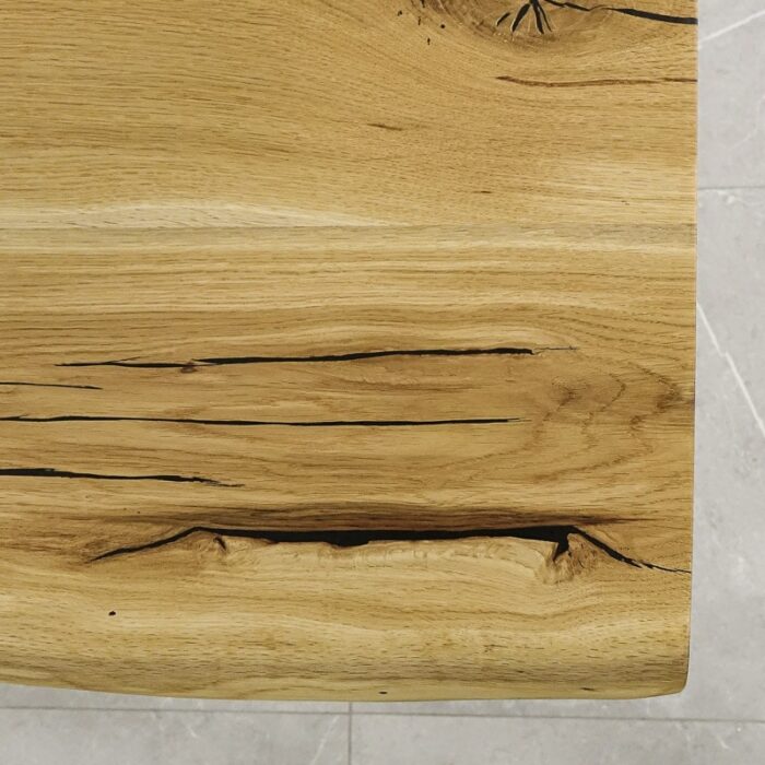 Bordsskiva-Live-Edge-1-Grundoljad-6.jpg Närbild av träbord med naturliga sprickor.