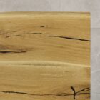 Träbord med naturliga sprickor och ådring