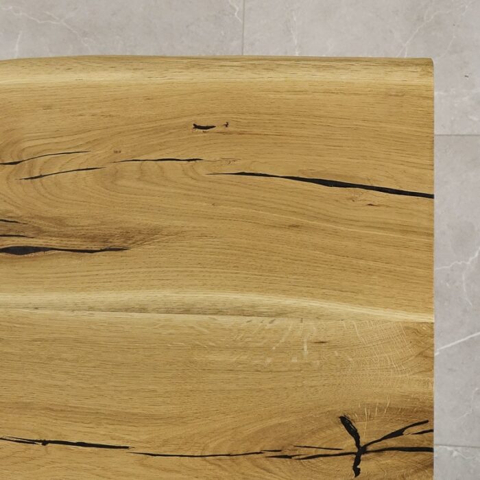Bordsskiva-Live-Edge-1-Grundoljad-7.jpg Träbord med naturliga sprickor och ådring