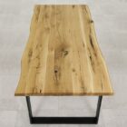 Exklusivt rektangulärt träbord med metallben.