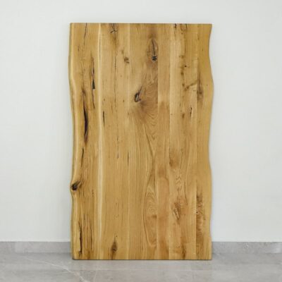 Rektangulär träplanka lutad mot vägg.