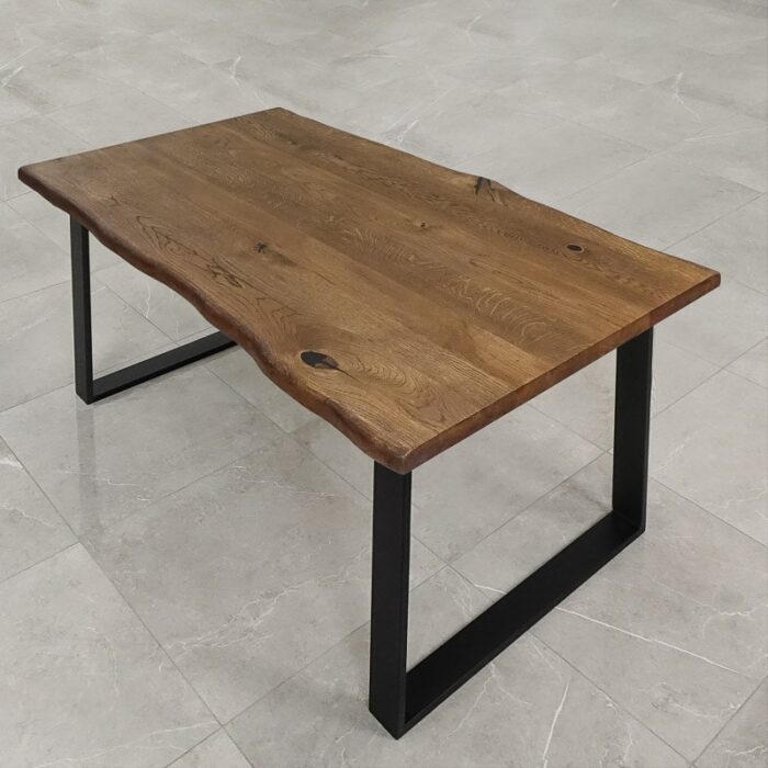 Bordsskiva-Live-Edge-1-Grundoljad-Brun1.jpg Rektangulärt träbord med metallben.