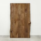 Rustikt träbord mot vit bakgrund.