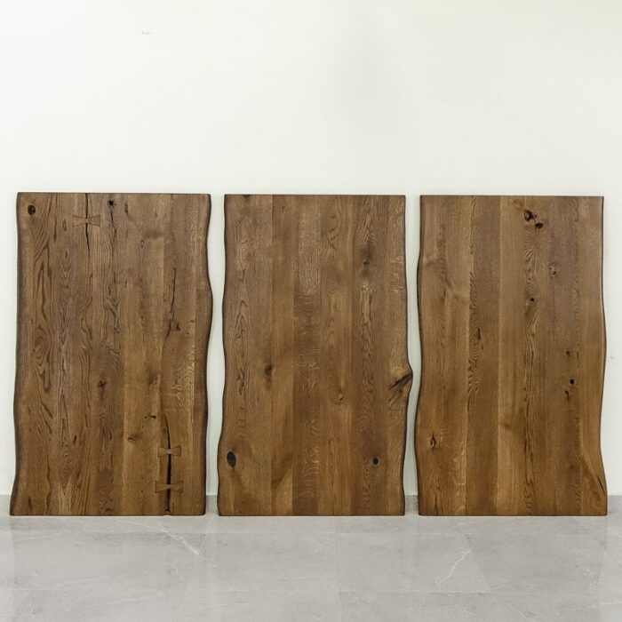 Bordsskiva-Live-Edge-1-Grundoljad-Brun11.jpg Tre stående träpaneler mot vit vägg.