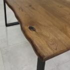 Rustikt träbord med naturskuren kant