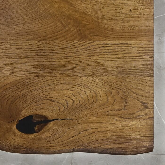 Bordsskiva-Live-Edge-1-Grundoljad-Brun5.jpg Närbild av träbord med naturliga ådringar