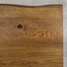 Närbild av träbord med ådring och kvist