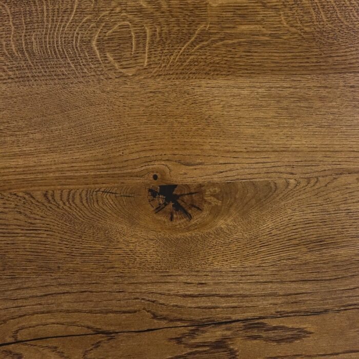 Bordsskiva-Live-Edge-1-Grundoljad-Brun7.jpg Träyta med ådring och kvistar.