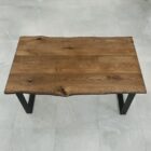 Rustikt trädgårdsbord i trä med metallben.