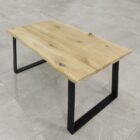 Träbord med metallben på kakelgolv.