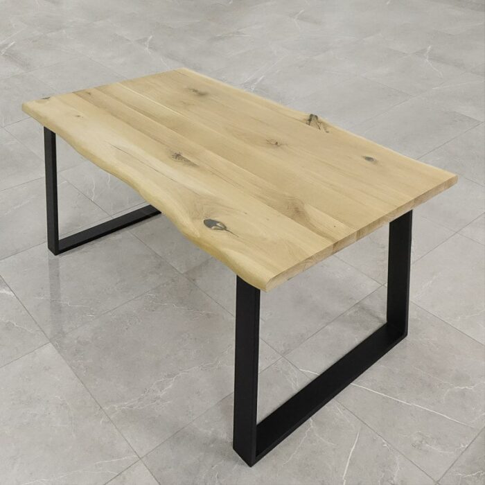 Bordsskiva-Live-Edge-1-Obehandlad1.jpg Träbord med metallben på kakelgolv.