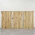 Tre träpaneler mot vit vägg