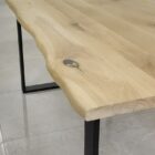 Modernt träbord med metallben inomhus