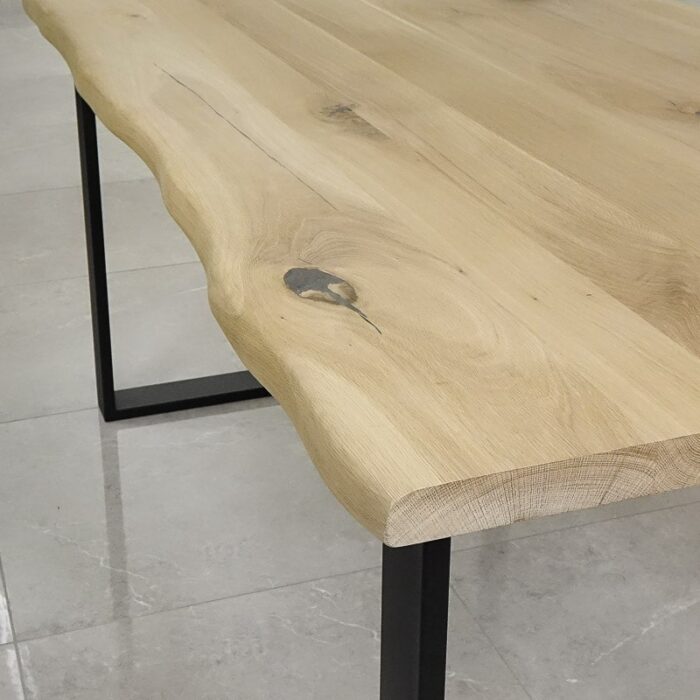 Bordsskiva-Live-Edge-1-Obehandlad2.jpg Modernt träbord med metallben inomhus