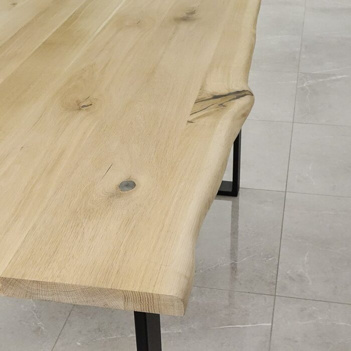 Bordsskiva-Live-Edge-1-Obehandlad3.jpg Träbord med naturlig kant på klinkergolv.