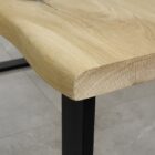 Detalj av träbord med metallben