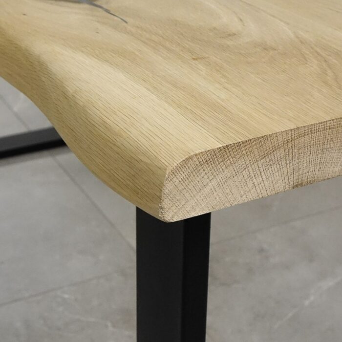 Bordsskiva-Live-Edge-1-Obehandlad4.jpg Detalj av träbord med metallben