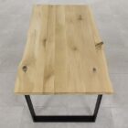 Träbord med naturlig yta och metallben.