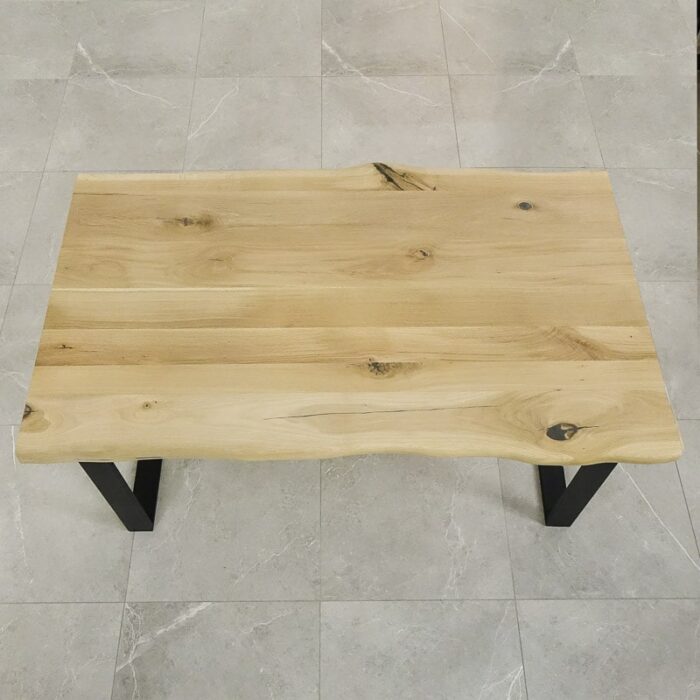 Bordsskiva-Live-Edge-1-Obehandlad9.jpg Träbord med svarta ben på stengolv.