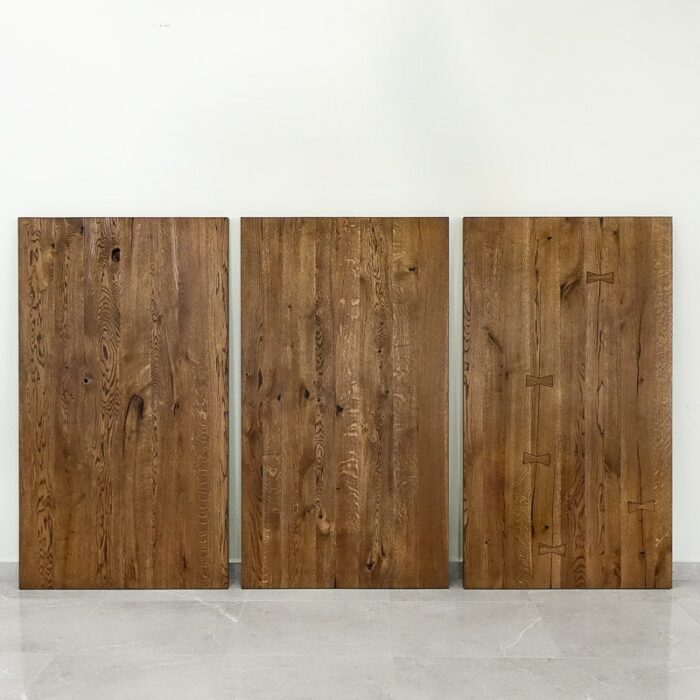 Bordsskiva-Naturwood-1-Grundoljad-brun11.jpg Tre stående träpaneler mot vit bakgrund.