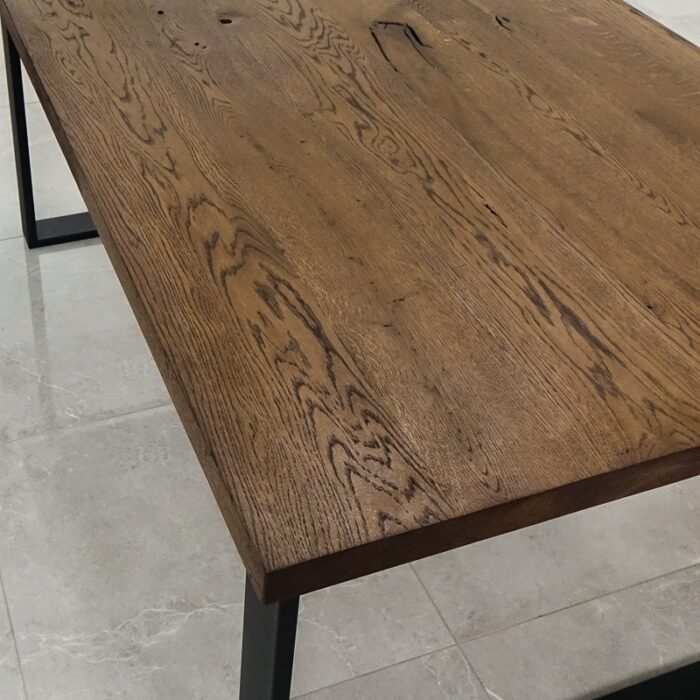 Bordsskiva-Naturwood-1-Grundoljad-brun2.jpg Träbord med metallben på stengolv.