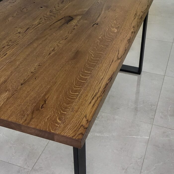 Bordsskiva-Naturwood-1-Grundoljad-brun3.jpg Brunt träbord på klinkergolv.