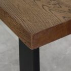 Närbild på hörn av träbord.