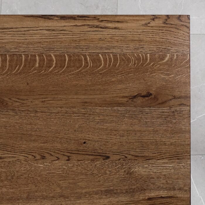 Bordsskiva-Naturwood-1-Grundoljad-brun6.jpg Träbord med träådring och ljust golv