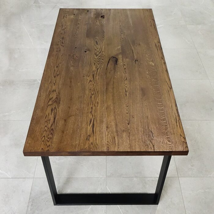 Bordsskiva-Naturwood-1-Grundoljad-brun8.jpg Rektangulärt träbord med metallben.