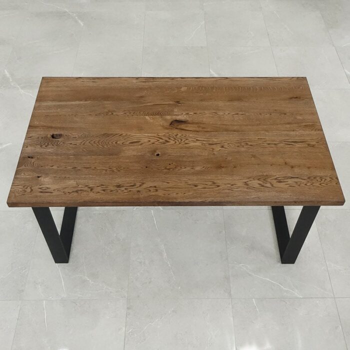 Bordsskiva-Naturwood-1-Grundoljad-brun9.jpg Rektangulärt träbord med svarta ben.